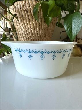 Pyrex Vintage Snowflake Double Garland Casserole Dish 464 B 1.5 Qt Blue White